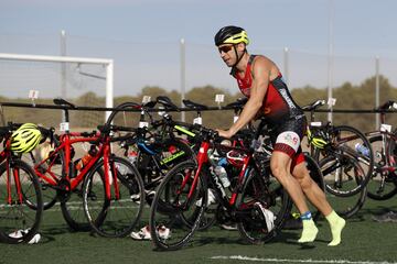 Cerca de un centenar de deportistas acudieron a su cita anual con el asfalto de Navalcarnero, participando en la segunda edición de su duatlón de carretera. 