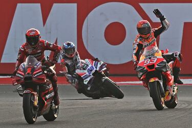 Al fondo, Jorge Martín, vencedor de la carrera al esprint, a la izquierda, Francesco Bagnaia, que terminó segundo y a la derecha, Marc Márquez, que terminó tercero.
