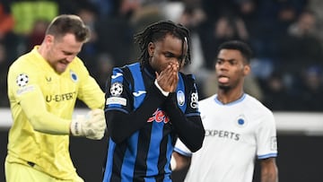 Atalanta's Nigerian forward #11 Ademola Lookman (C) reacts after failing a penalty shot during the UEFA Champions League knockout phase play-off 2nd leg football match between Club Brugge KV and Atalanta at the Stadio di Bergamo in Bergamo on February 18, 2025. (Photo by Isabella BONOTTO / AFP)
