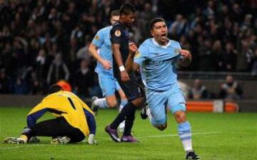 En su breve paso por Manchester City, David Pizarro jugó en 5 partidos y aportó al título de los Citizens de Roberto Mancini en la temporada 2011/12.