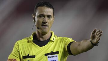 Colombian referee Wilmar Roldan gestures during the Copa Libertadores semifinal first leg football match between Argentine teams Lanus and River Plate in Lanus, on the outskirts of Buenos Aires, on October 31, 2017. / AFP PHOTO / Juan MABROMATA