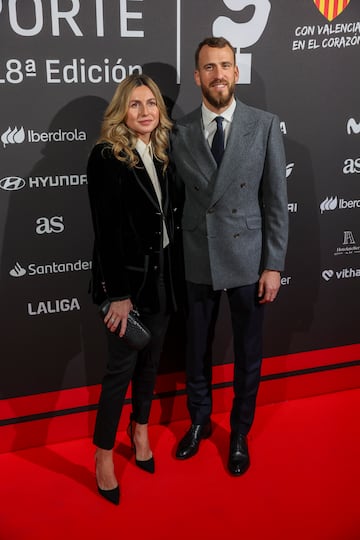 Sergio Rodríguez y su mujer, Ana Bernal, posan en el photocall de asistentes a la Gala Premios AS del Deporte, este lunes en el Palacio Neptuno, en Madrid.