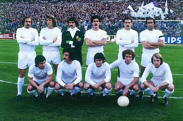 El 2 de junio de 1978, en su modesto piso en la calle Jericó de Madrid y días antes de cumplir los 83 años de edad, fallecía Don Santiago Bernabéu, presidente del Real Madrid y que había estado ligado toda su vida a la entidad blanca. Al mandatario blanco se le había diagnosticado un cáncer el 23 de agosto de 1977 en Santa Pola. A pesar de las recomendaciones de los médicos, a primera hora del día 24 tomó el avión en Alicante para asistir esa noche al partido de homenaje a Manolo Velázquez. Al día siguiente fue internado en la clínica San Camilo donde se le diagnosticó una obstrucción intestinal. El 8 de septiembre se le intervino quirúrgicamente. Su gran fortaleza física, a pesar de sus 82 años, le permitió superar la operación y reincorporarse al club el día 4 de noviembre. Pero a finales de mayo de 1978, su situación empeoró notablemente. A comienzos de junio, el gran patriarca madridista moría.  Esta situación dejó en estado de shock a toda la entidad blanca. No en vano, en el club no se movía nada sin la autorización del presidente. Molowny, que ya había transmitido sus deseos de no seguir al frente del equipo, tuvo que seguir una campaña más. Pese a no tener refuerzos destacados, manejó muy bien la plantilla cuando las lesiones acuciaron al equipo (hasta cuatro jugadores tuvieron que pasar por quirófano: Miguel Ángel, Sol, San José y Camacho y Pirri estuvo un mes de baja por una lesión de cartílagos), tirando de los jóvenes como García Hernández e Isidro y de veteranos como Aguilar, que le dieron un gran resultado.  Y es que los blancos no partían como favoritos para ganar este Campeonato. Había diversos factores para ello: para empezar la muerte de Bernabéu que, a su vez, conllevaba cierta inestabilidad institucional y la ausencia de fichajes (llegaron García Hernández y Poli Rincón). Por otro lado, los desembolsos de equipos como el Barcelona (fichó a Krankl) y el Valencia (al equipo valencianista le apodaron Los millonarios tras contratar a Solsona y a Bonhoff) les situaban como claros pretendientes al título liguero. Pero pronto los blancos se pusieron manos a la obra y en la jornada sexta, tras derrotar al Athletic (2-1) en el Bernabéu se auparon a lo alto de la tabla. Sólo el Zaragoza fue capaz de derrotar a los blancos… y fue por un gol de San José en propia meta. En la segunda vuelta, ni las lesiones ni el bache de juego que sufrió el equipo fueron impedimento para que los blancos lograran su decimonovena Liga. Su rival en los 17 encuentros fue el Sporting de Gijón, pero los blancos se llevaron los dos puntos de su visita a El Molinón, gracias a un gol de Santillana. Fue a falta de dos jornadas para el final cunado sentenció el título tras golear al Rayo Vallecano (4-1). La decimonovena Liga fue el mejor homenaje a Don Santiago Bernabéu.