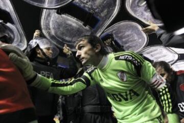 El Superclásico entre Boca-River fue suspendido luego de que hinchas lanzaran gas pimienta a los jugadores visitantes. La Bombonera arriesga dura sanción.  