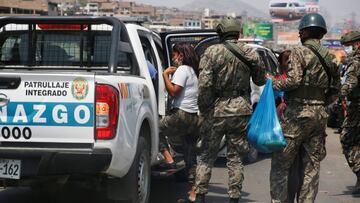 Exfutbolistas o policías, entre los 55.000 detenidos por saltarse la cuarentena en Perú
