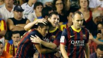 El delantero argentino del FC Barcelona Leo Messi celebra su tercer gol con el brasileño Neymar Da Silva, junto a Andrés Iniesta, durante el partido, correspondiente a la tercera jornada de Liga en Primera División, que Valencia CF y FC Barcelona juegan esta noche en el estadio de Mestalla, en Valencia.