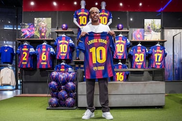 El Barcelona ha anunciado que el delantero Lamine Yamal, lucirá el dorsal '10' la próxima temporada.
