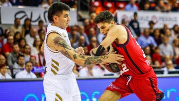 Gabriel Deck trata de frenar a Carlos Alocén durante el Casademont Zaragoza-Real Madrid de la primera vuelta.