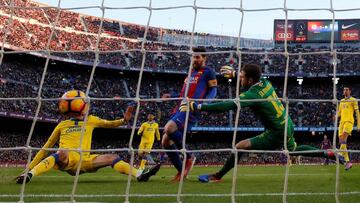 Football Soccer - Barcelona v Las Palmas - Spanish La Liga Santander - Camp Nou stadium, Barcelona, Spain - 14/01/2017. Barcelona's Lionel Messi scores a goal against Las Palmas' goalkeeper Javi Varas and Helder Lopes. REUTERS/Albert Gea