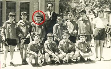 Rubalcaba de niño con Paco Gento en los años 60 con otros estudiantes del Colegio del Pilar de Madrid. Agachado, justo debajo de él, Jaime Lissavetzky.