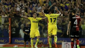 Boca Juniors' forward Ramon Abila (C) celebrates with teammate forward Cristian Pavon (L) after scoring a goal against Newell's Old Boys during their Argentina First Division Superliga football match at La Bombonera stadium, in Buenos Aires, on April 22, 2018. / AFP PHOTO / ALEJANDRO PAGNI