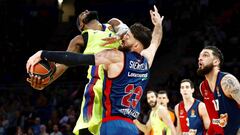 Thornike Shengelia recibe el impacto de Chris Singleton durante el Baskonia-Barcelona.