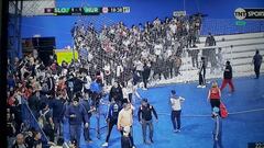 Imagen de los incidentes entre aficionados de Hurac&aacute;n y San Lorenzo en la vuelta de la Copa Argentina de f&uacute;tbol sala femenino.