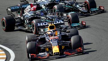 ZANDVOORT - Max Verstappen (Red Bull) followed by Lewis Hamilton (Mercedes) and Valtteri Bottas (Mercedes) (R) after the start of the Dutch Grand Prix at the Zandvoort circuit. KOEN VAN WEEL (Photo by ANP Sport via Getty Images)
 PUBLICADA 21/10/21 NA MA3