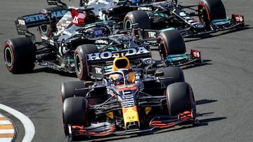 ZANDVOORT - Max Verstappen (Red Bull) followed by Lewis Hamilton (Mercedes) and Valtteri Bottas (Mercedes) (R) after the start of the Dutch Grand Prix at the Zandvoort circuit. KOEN VAN WEEL (Photo by ANP Sport via Getty Images)
 PUBLICADA 21/10/21 NA MA3