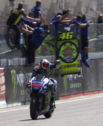 Jorge Lorenzo cruza primero la meta en el GP de Francia de MotoGP.