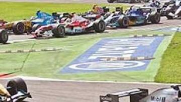 <b>TENSIÓN.</b> Alonso y Raikkonen lo dieron todo en Monza.