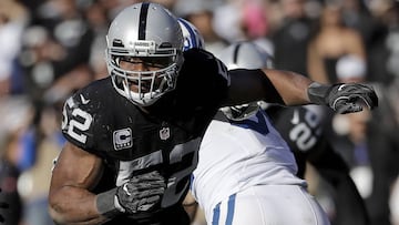 Khalil Mack, en un duelo con los Raiders.