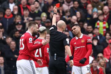 Anthony Taylor muestra la tarjeta roja a Casemiro, que reacciona con tristeza.