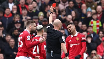 Anthony Taylor muestra la tarjeta roja a Casemiro, que reacciona con tristeza.