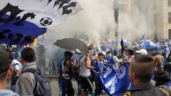 Las diferentes barras de los hinchas de Millonarios se unieron en una marcha que sali&oacute; desde la Plaza de Bol&iacute;var, para celebrar un nuevo cumplea&ntilde;os del Club.