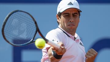 El tenista español Jaume Munar devuelve una bola ante Alexander Ritschard en el torneo de Gstaad.