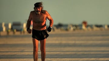 Una tradición de más de 45 años hizo que ‘Raven’ como se hace apodar el corredor, sea el único individuo que puede andar por las playas de Miami.
