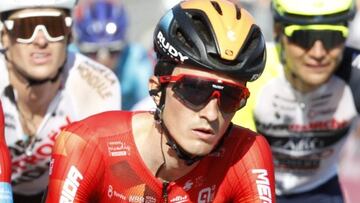 Pello Bilbao cruza la meta de N&aacute;poles en la octava etapa del Giro.