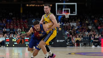 BARCELONA, 11/10/2024.- El base argentino del Barcelona Nicolas Laprovittola en acción ante el base islandes del Alba Berlín Martin Hermannsson (d) este viernes, durante un partido de la Euroliga de Baloncesto, disputado en el Palau Blaugrana de Barcelona. EFE/ Alejandro García