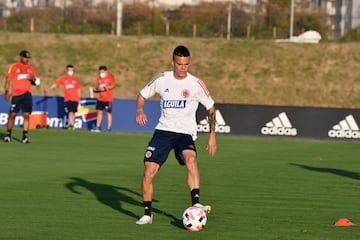 El entrenador colombiano, Reinaldo Rueda, realizó el primer entrenamiento con los jugadores convocados del FPC al microciclo que se lleva a cabo en la Sede Deportiva de la Federación Colombiana de Fútbol. 