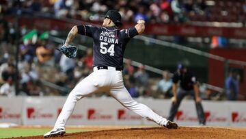 Roberto Osuna lanza en el partido contra República Dominicana