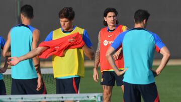 Los últimos fichajes del Barcelona, Marcos Alonso y Bellerín, ya entrenan con el club blaugrana.