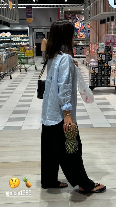 Nacho Fernndez reacciona al ver a su mujer sujetando una pi?a en un supermercado