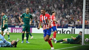 2-2. Tras una jugada entre Marcos Llorente y Ángel Correa, el rechace le cae a Nahuel Molina, dispara fuerte y raso, el balón golpea en Javi Hernández y entra en la portería del Cádiz. El defensa rojiblanco celebra el gol en el minuto 45 de partido.