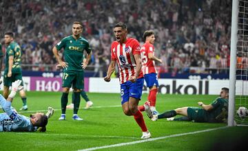 2-2. Tras una jugada entre Marcos Llorente y Ángel Correa, el rechace le cae a Nahuel Molina, dispara fuerte y raso, el balón golpea en Javi Hernández y entra en la portería del Cádiz. El defensa rojiblanco celebra el gol en el minuto 45 de partido.