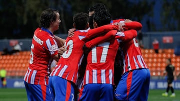 Los jugadores del Atleti B celebran un gol al Intercity.