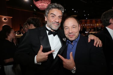 Oscar Isaac y Stephen Graham durante la 83.ª edición de los Globos de Oro, celebrada en el Beverly Hilton.
