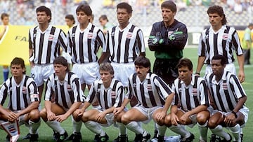 La selección de Costa Rica, vistiendo la camiseta en honor del Libertad, antes de medirse a Brasil en Italia 1990.