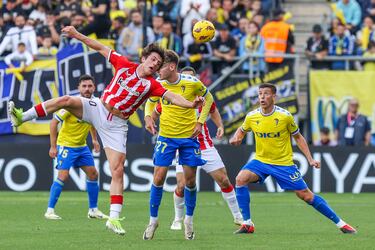  Los gaditanos tuvieron las mejores ocasiones del partido, pero Unai Simón estuvo impecable en su posición. Al final reparto de puntos con un empate a cero.
