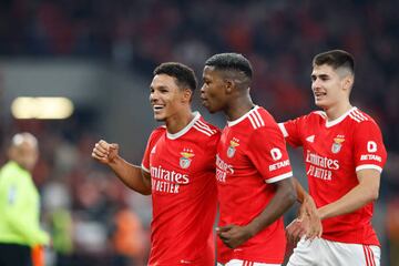 Alexander Bah of SL Benfica celebrates 