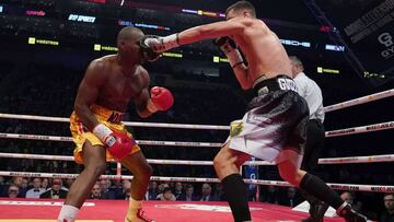 Oleksandr Gvosdyk golpea a Adonis Stevenson durante su pelea por el t&iacute;tulo del peso semipesado del CMB.