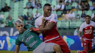 Emiliano Rodríguez disputa una pelota con Víctor Moreno. DEPORTIVO CALI VS. SANTA FE