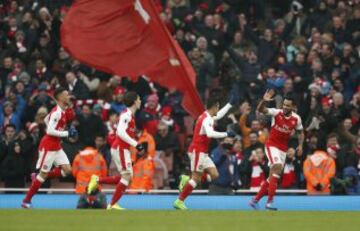Britain Soccer Football - Arsenal v Hull City - Premier League - Emirates Stadium - 11/2/17 Arsenal's Alexis Sanchez celebrates scoring their first goal with teammates Action Images via Reuters / John Sibley Livepic EDITORIAL USE ONLY. No use with unauthorized audio, video, data, fixture lists, club/league logos or "live" services. Online in-match use limited to 45 images, no video emulation. No use in betting, games or single club/league/player publications. Please contact your account representative for further details.