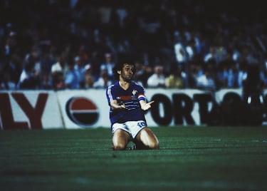 Ganador de tres Balones de Oro, sorprende su ausencia, más teniendo en cuenta que es una publicación francesa la que ha formado el Dream Team. Fue la estrella de la Juventus y la selección francesa en los años 80, en los que conquistó una Champions y una Eurocopa.
