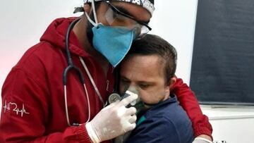 Un enfermero abraza a un paciente COVID con s¨ªndrome de Down que necesitaba ox¨ªgeno