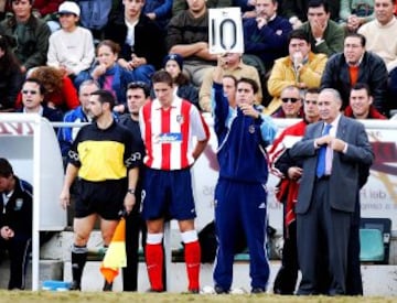 Fernando Torres debutó con el club rojiblanco en la máxima categoría en la temporada 2000/2001. En imagen, como sustitución en un partido contra el Jerez.