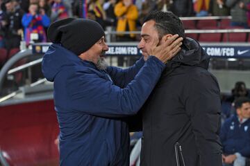 Jorge Sampaoli y Xavi Hernández momentos antes de empezar el partido