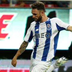 Lyon y Sevilla ofertaron por Miguel Layún y el Porto no lo dejó partir