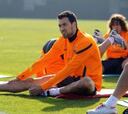 Alves y Busquets se entrenan con el grupo, Puyol al margen