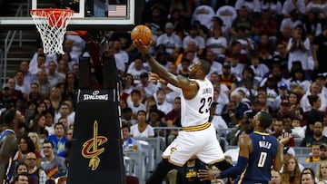 LeBron James anota ante la mirada de CJ Miles.